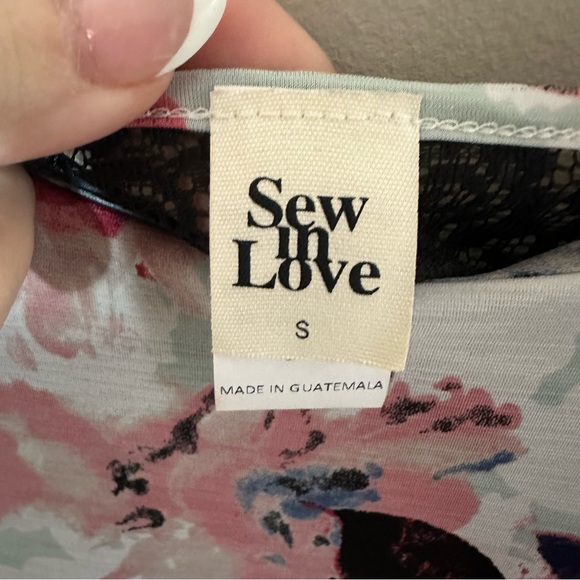 NWT Sew in Love Floral Print Women's Top with Black Sheer Lace Back Size Small - Picture 6 of 9